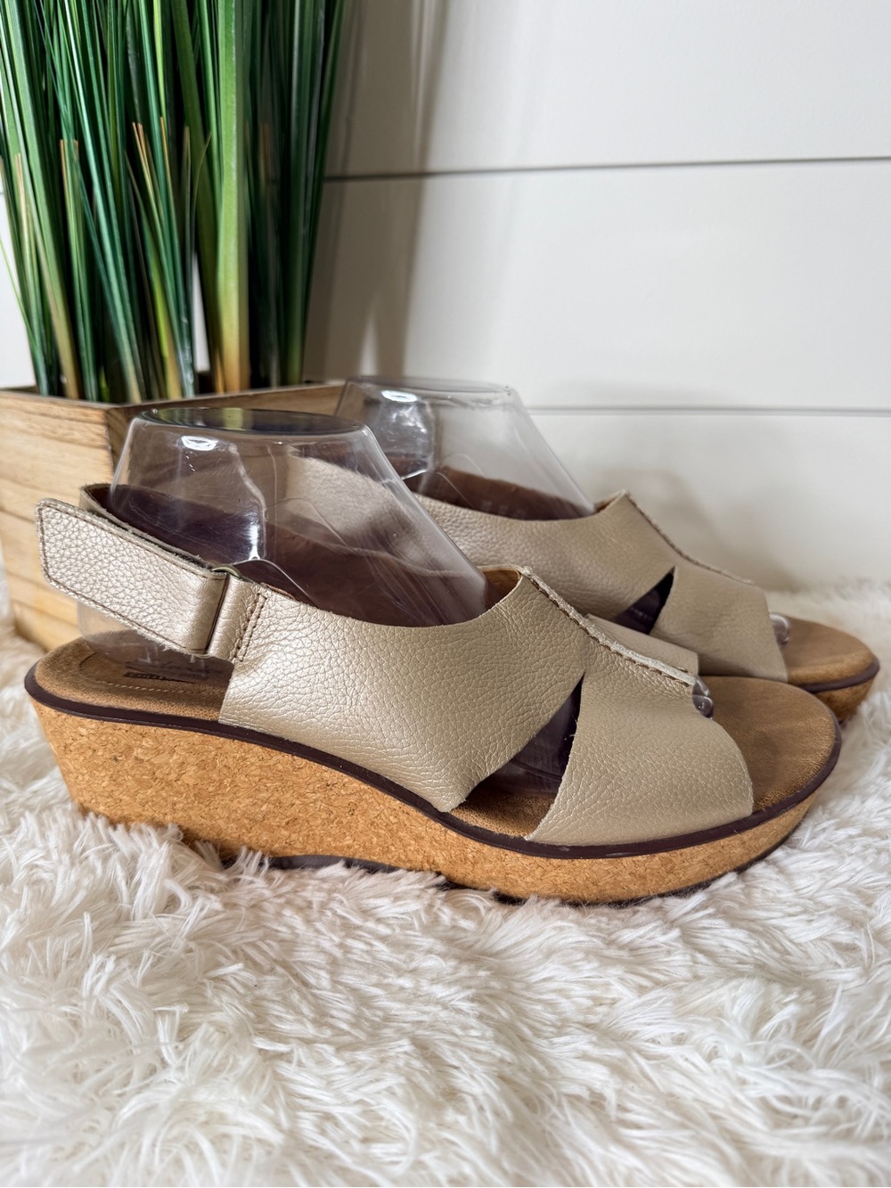 Clarks Collection Metallic Leather Cutout Slingback Cork Wedges Gold Size 10M - Picture 3 of 7